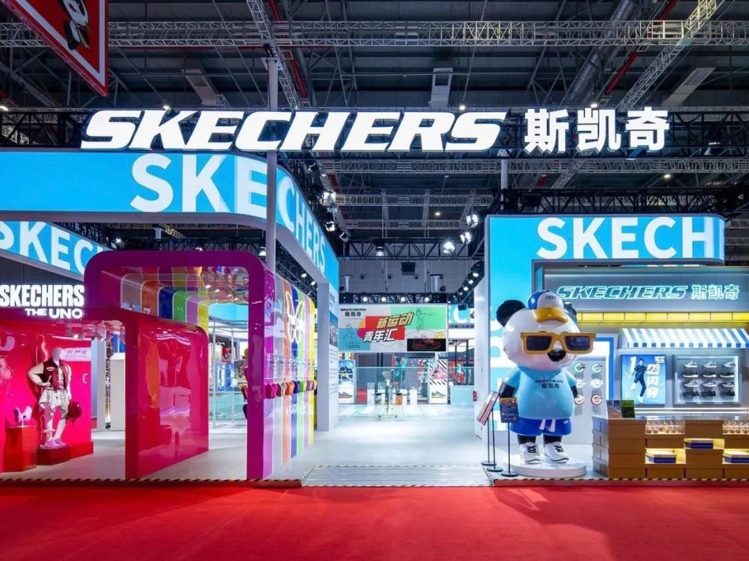 武漢展覽設(shè)計搭建公司領(lǐng)你看最具有創(chuàng)意00家企業(yè)展臺的2023進博會（斯凱奇展臺）2